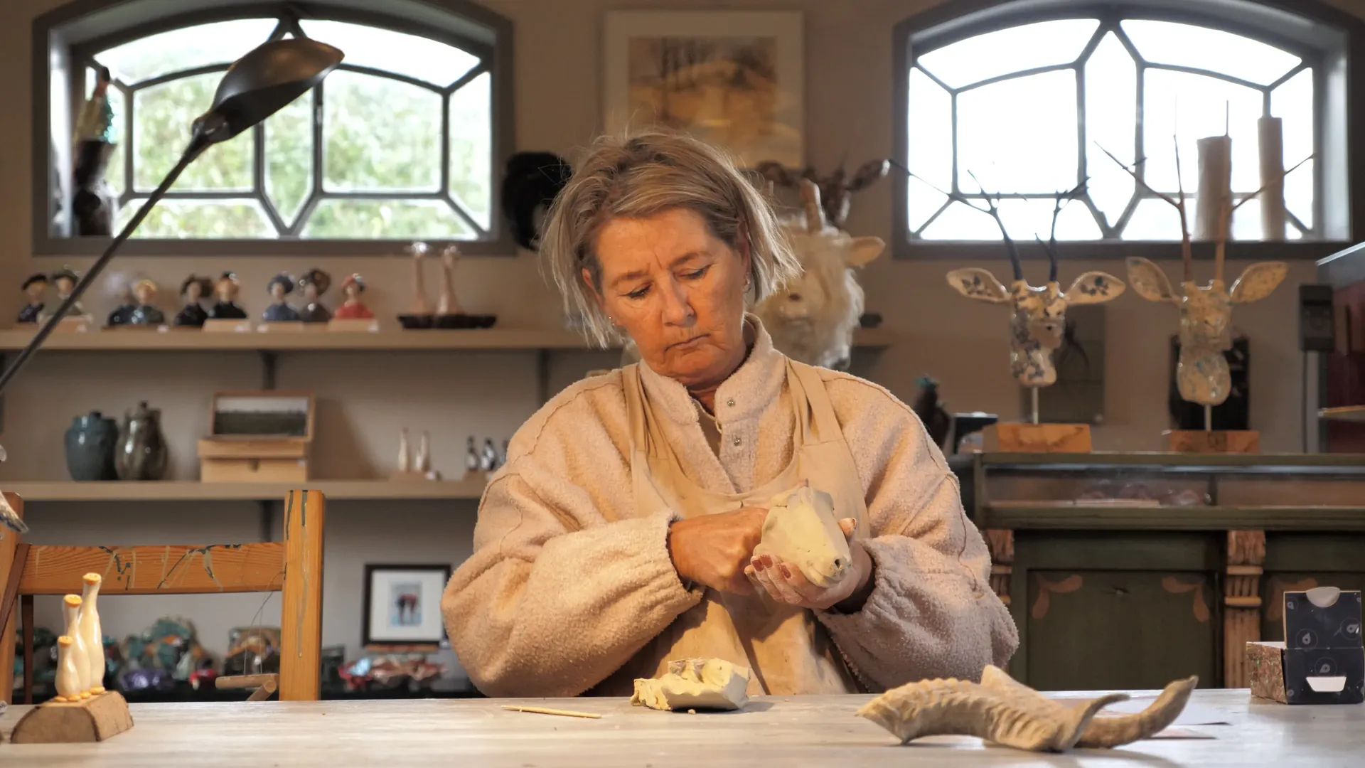 Kunstenares Heleen van House of Arts aan het werk met keramiek